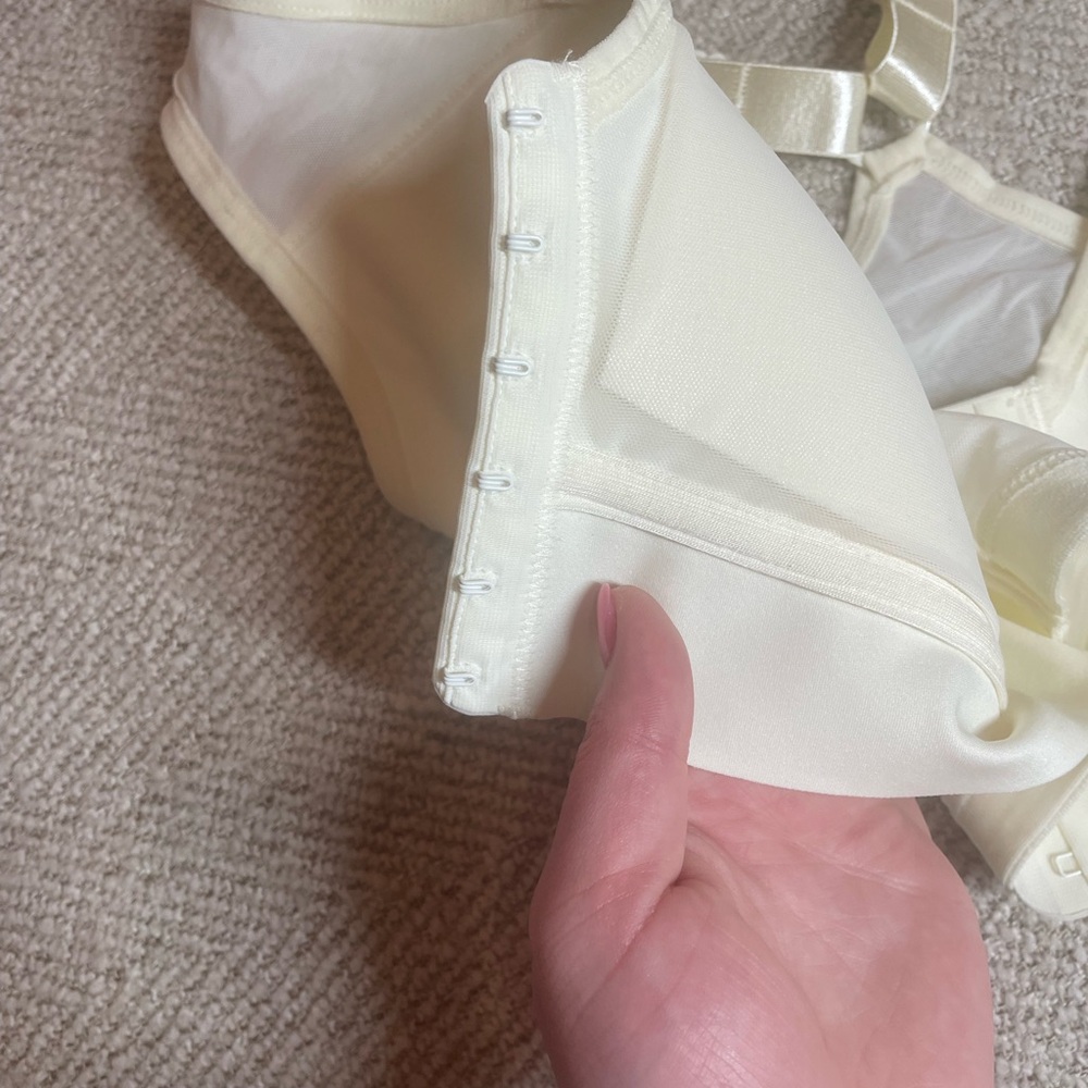 AnaOno Bianca Pocketed Front Closure Sports Bra - Picture 11 of 13